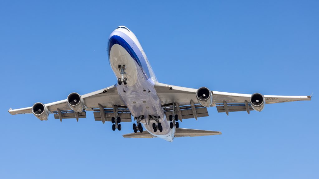 Unique wind conditions at Chicago O'Hare resulted in aircraft using an unusual runway, bringing them just feet above the heads of spotters.